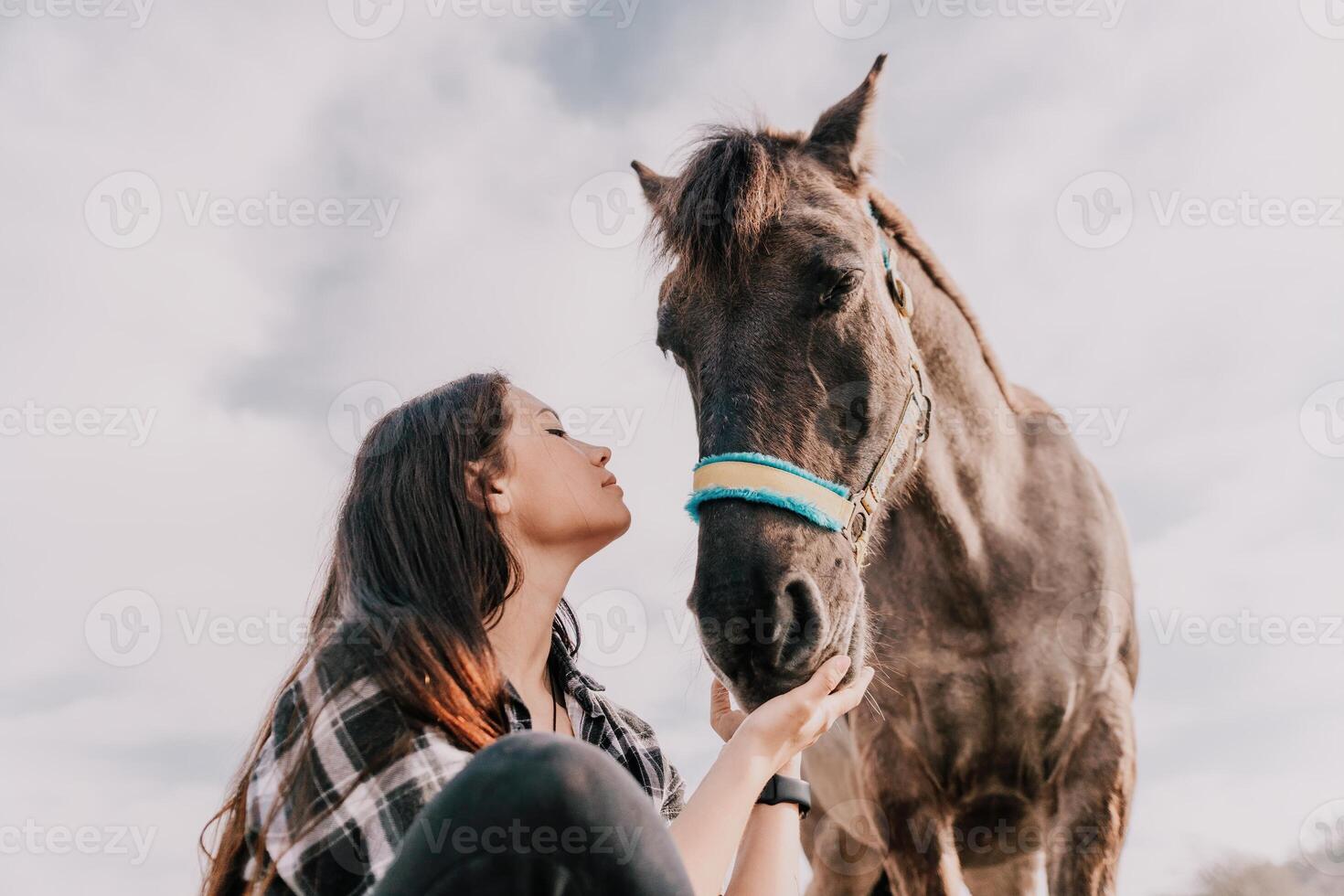 giovane contento donna con sua pony cavallo nel sera tramonto luce. all'aperto fotografia con moda modello ragazza. stile di vita umore. concetto di all'aperto cavalcare, gli sport e ricreazione. foto