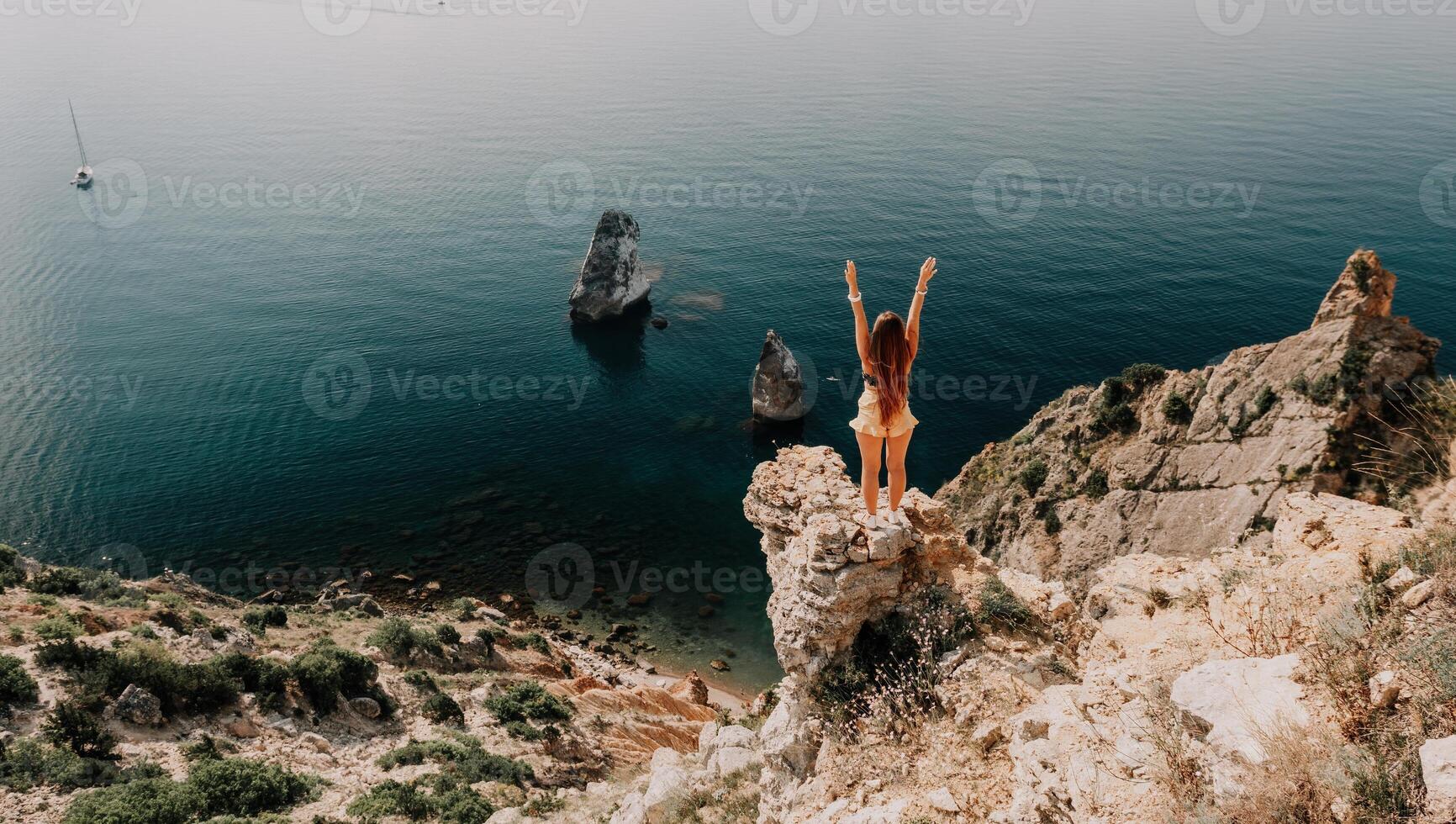 donna viaggio mare. contento turista godere assunzione immagine all'aperto per ricordi. donna viaggiatore sembra a il bordo di il scogliera su il mare baia di montagne, condivisione viaggio avventura viaggio foto