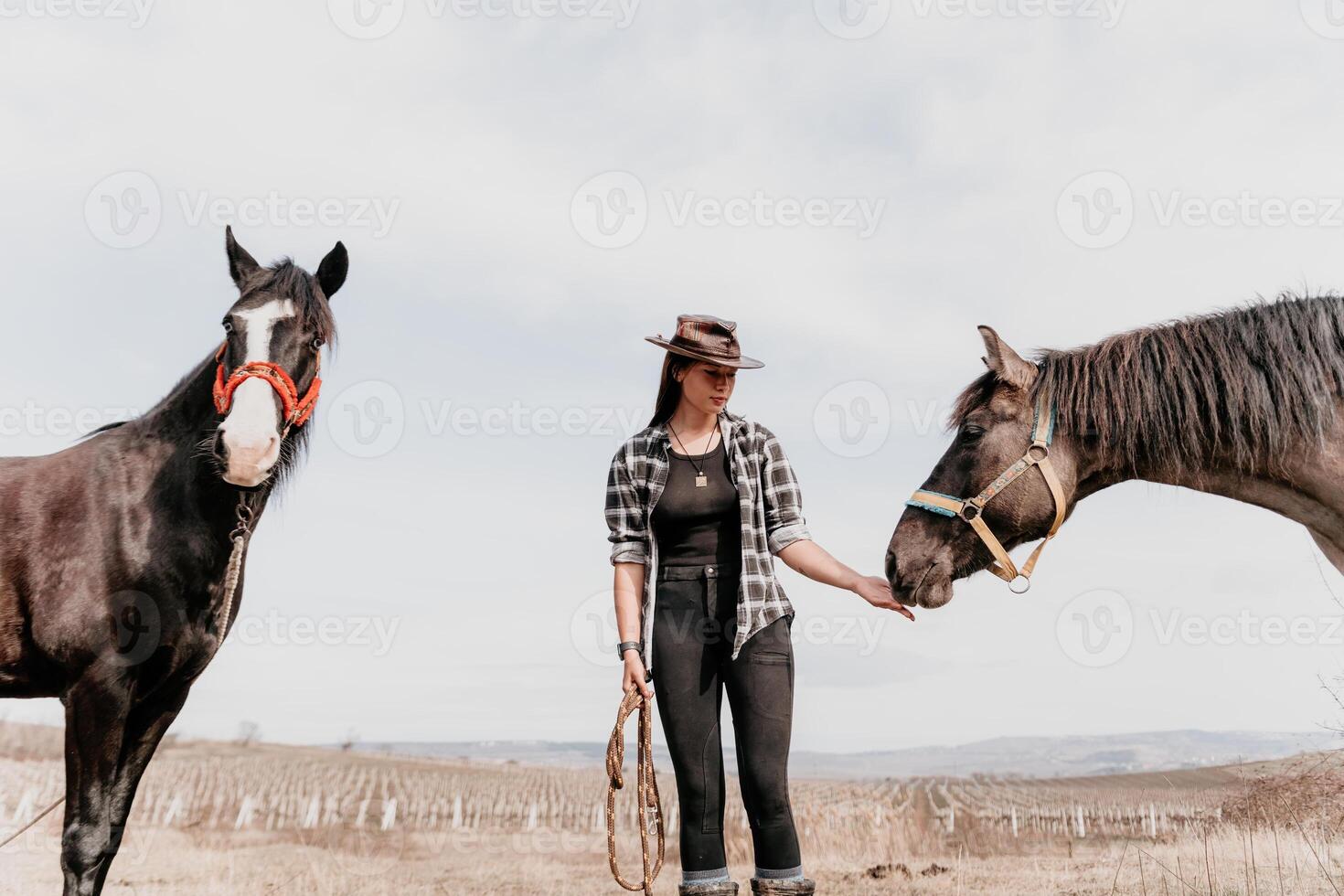 giovane contento donna nel cappello con sua cavallo nel sera tramonto luce. all'aperto fotografia con moda modello ragazza. stile di vita umore. concetto di all'aperto cavalcare, gli sport e ricreazione. foto