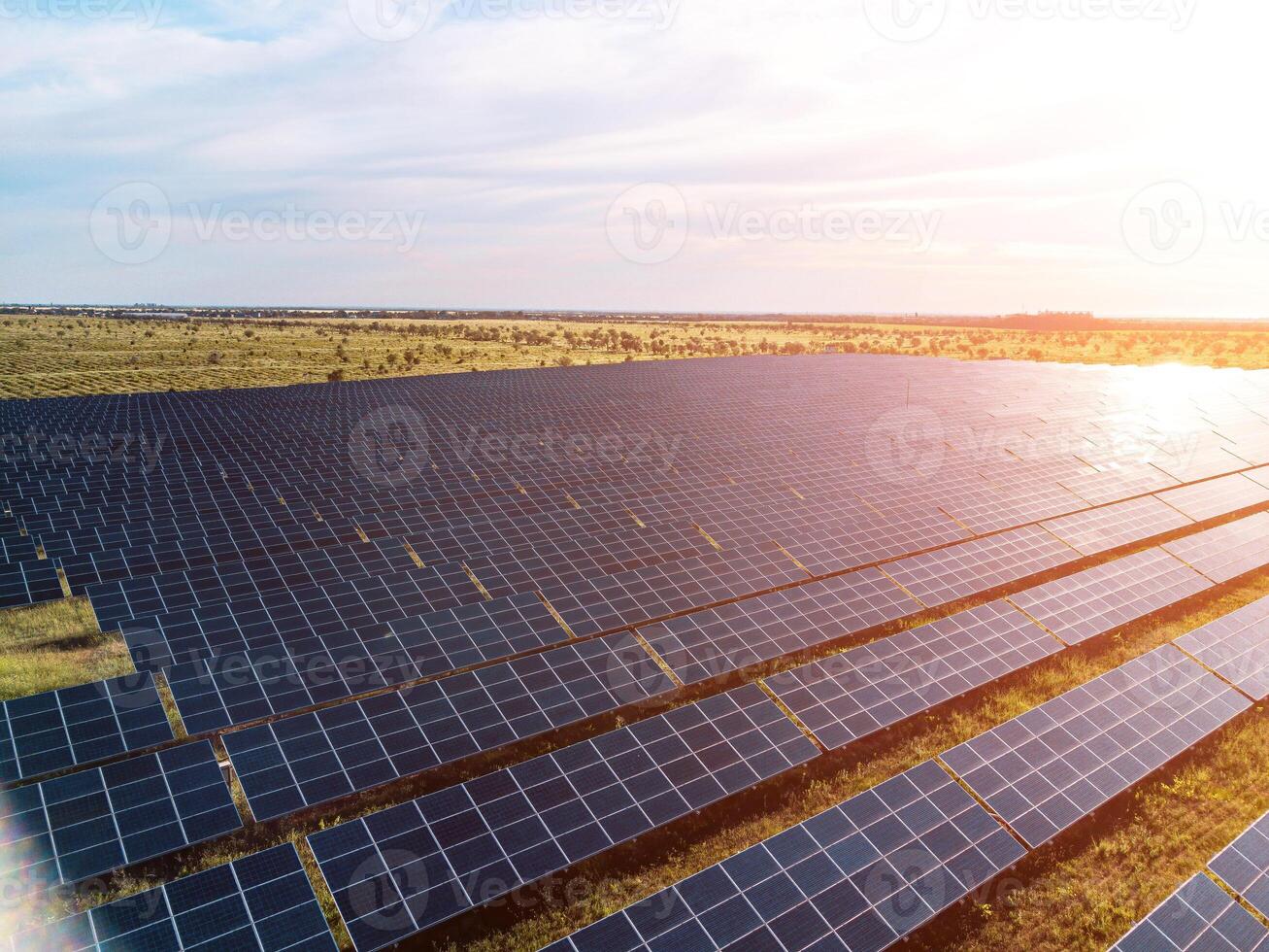 aereo superiore Visualizza di un' solare pannelli energia pianta. fotovoltaico solare pannelli a Alba e tramonto nel campagna a partire dal sopra. moderno tecnologia, clima cura, terra Salvataggio, rinnovabile energia concetto. foto