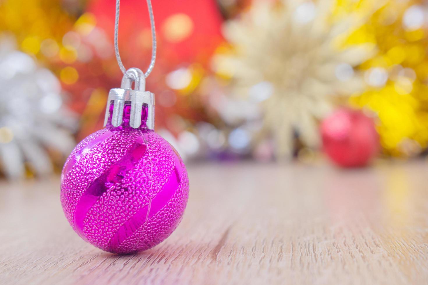 palla di natale sul pavimento di legno per lo sfondo di natale foto