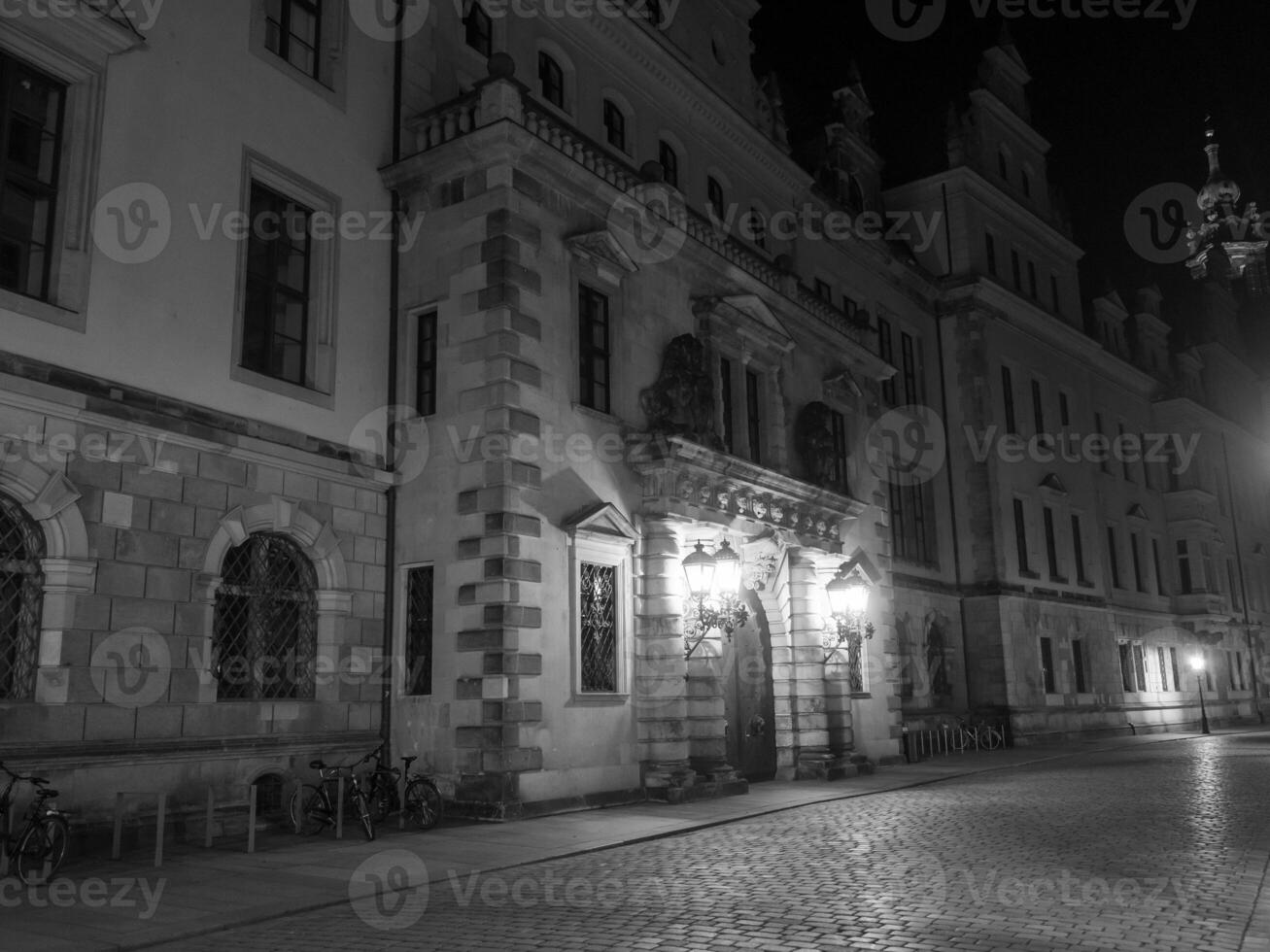 il città di Dresda a notte foto