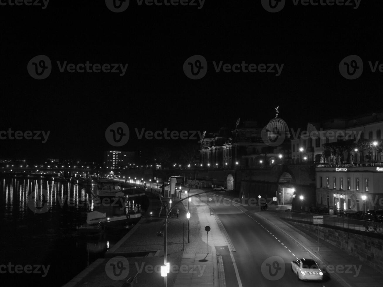 il città di Dresda a notte foto