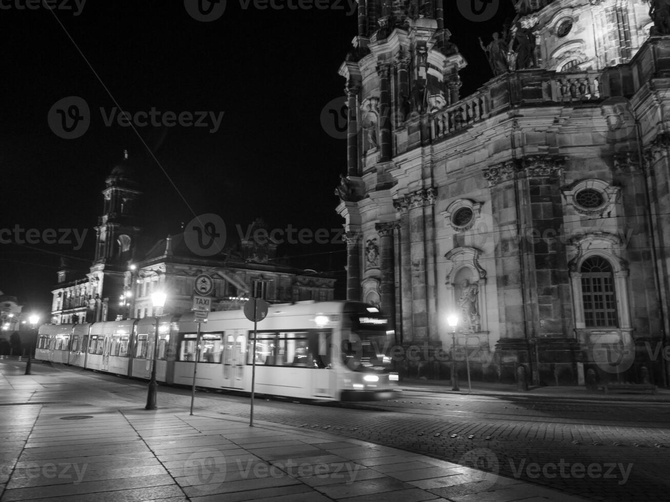 il città di Dresda a notte foto