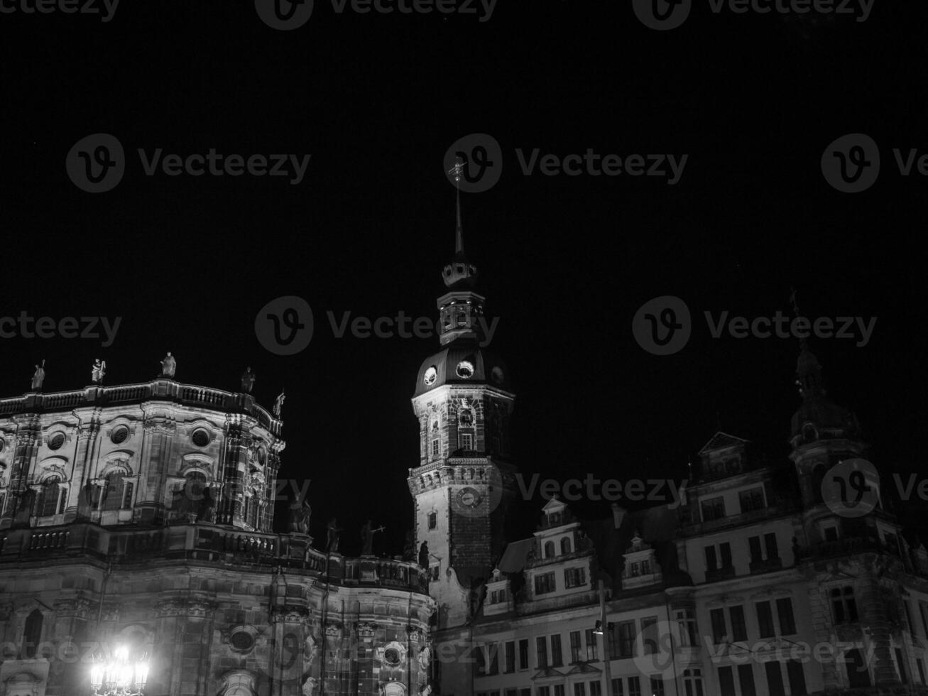 il città di Dresda a notte foto