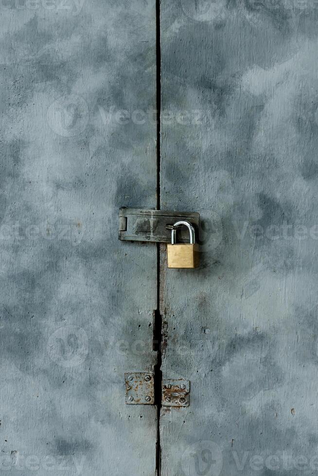 vecchio chiavi su dipinto di legno porte. foto