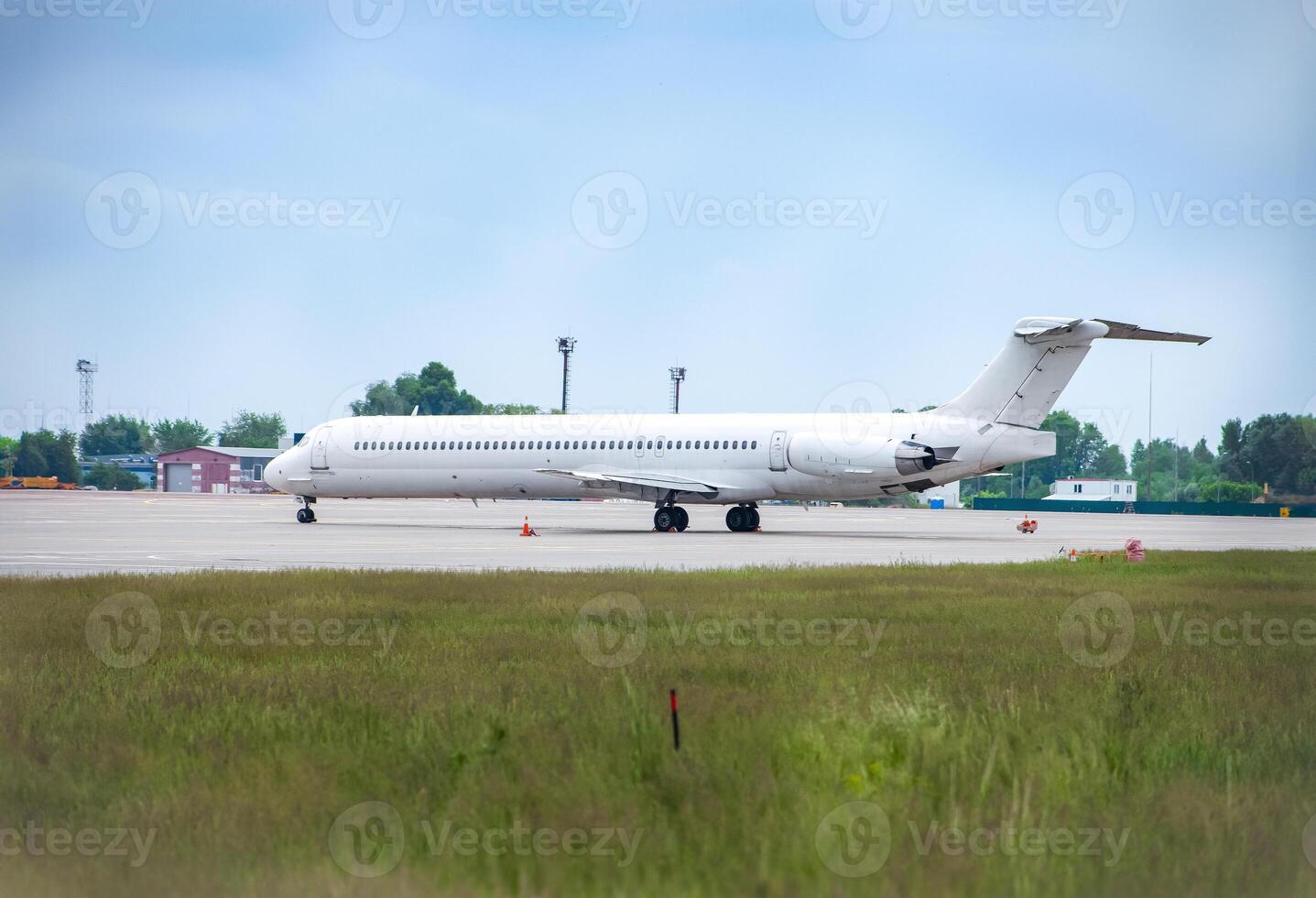 bianca aereo a il aeroporto su il grembiule. posto per testo foto