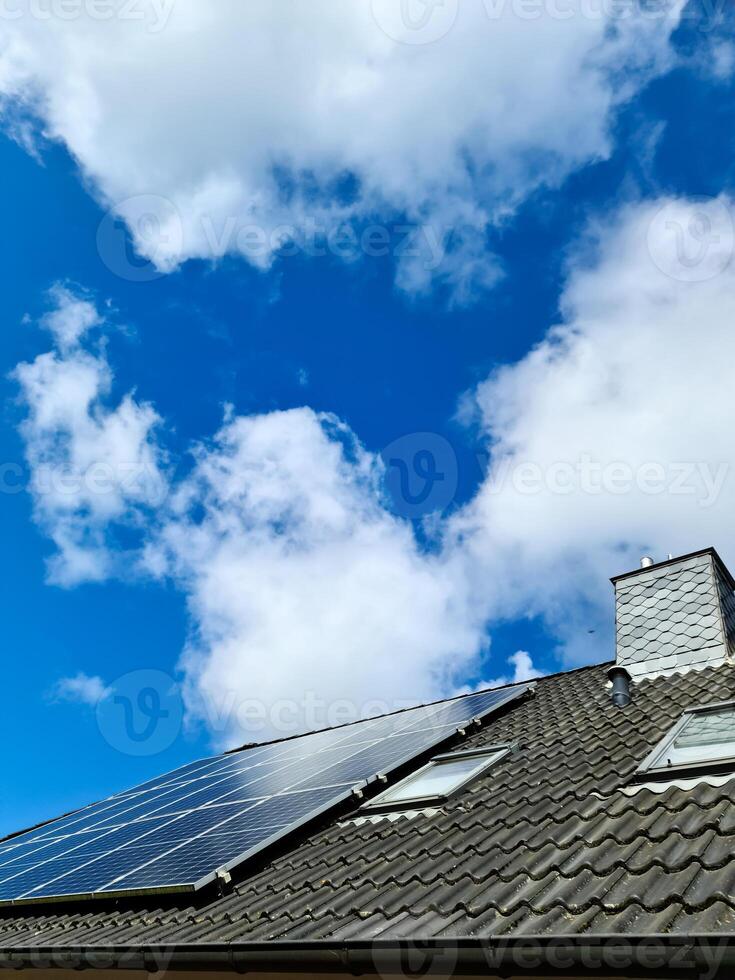 pannelli solari che producono energia pulita sul tetto di una casa residenziale foto