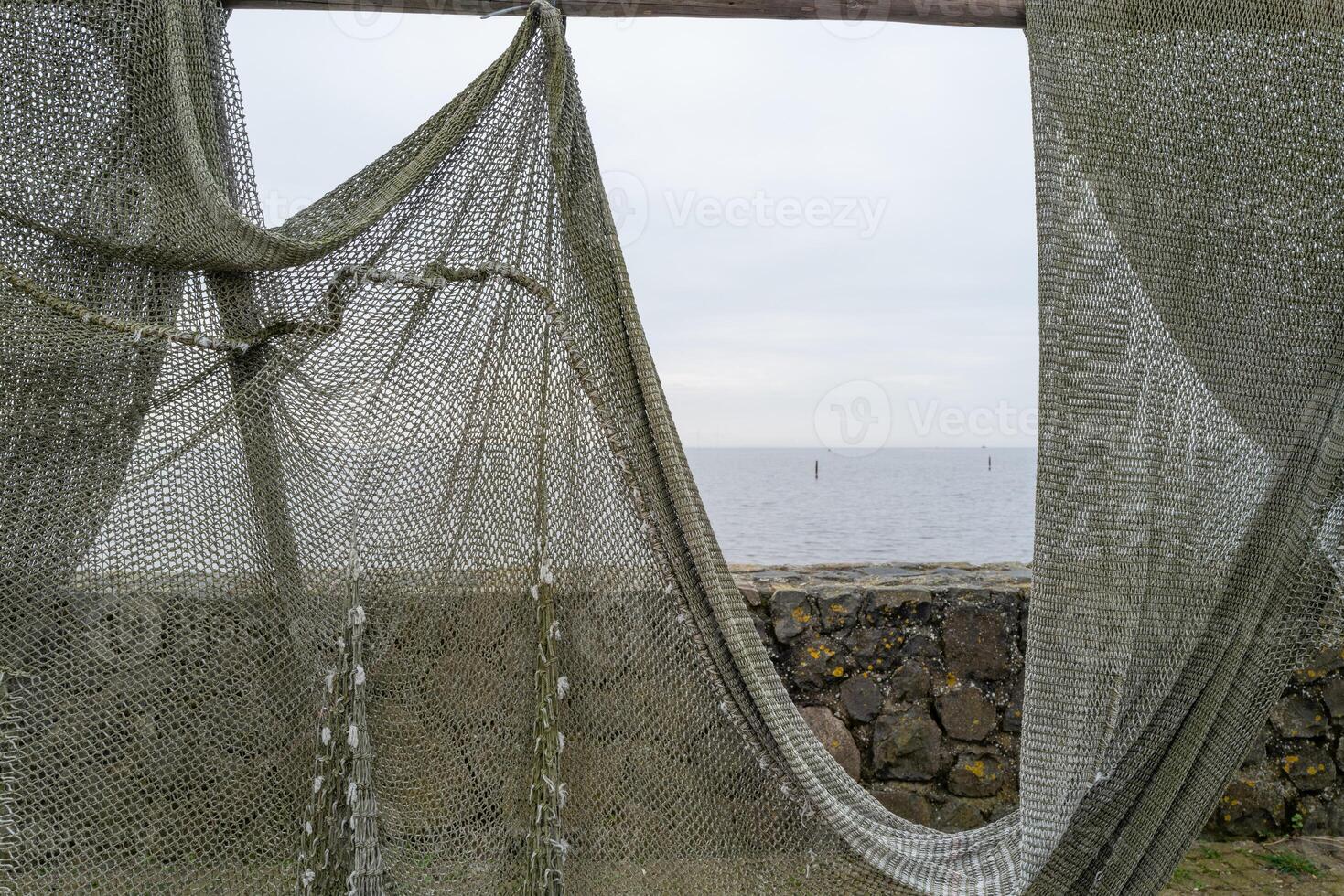 pesca reti per asciutto su il strada di il mare foto