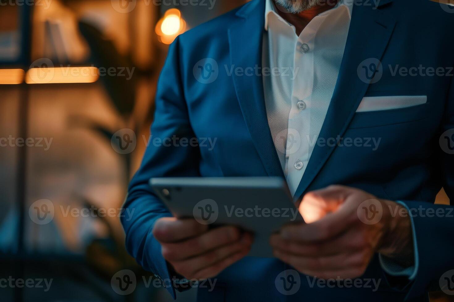 ai generato un' elegante uomo nel un' blu completo da uomo esplora assicurazione opzioni su il suo tavoletta dispositivo. foto