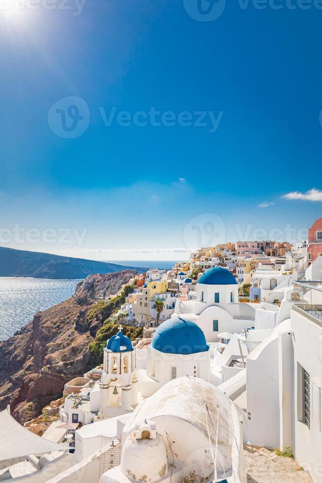 Europa viaggio nel santorini Grecia crociera vacanza. sorprendente estate vacanza, blu cupola, Chiesa al di sopra di blu mare baia e bellissimo paesaggio marino. famoso viaggio destinazione lusso vacanza al di sopra di bianca architettura foto