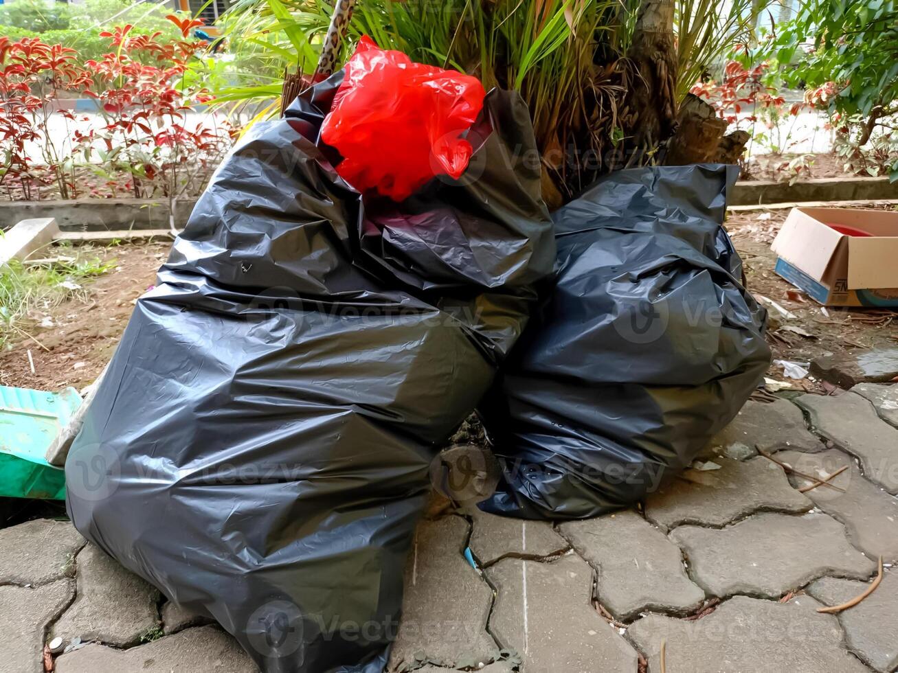 spazzatura raccolto nel nero plastica borse punti salienti un importante problema di sostenibilità. adatto per ambientale campagne, presentazioni o consapevolezza e incoraggiando rifiuto gestione. foto