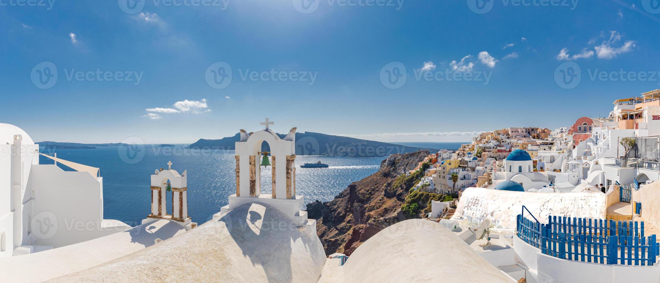 oia, tradizionale villaggio di santorini con blu cupole di chiese sotto cielo nel Grecia. lusso estate viaggio e vacanza destinazione di bianca architettura. sorprendente panoramico paesaggio, tranquillo Visualizza foto