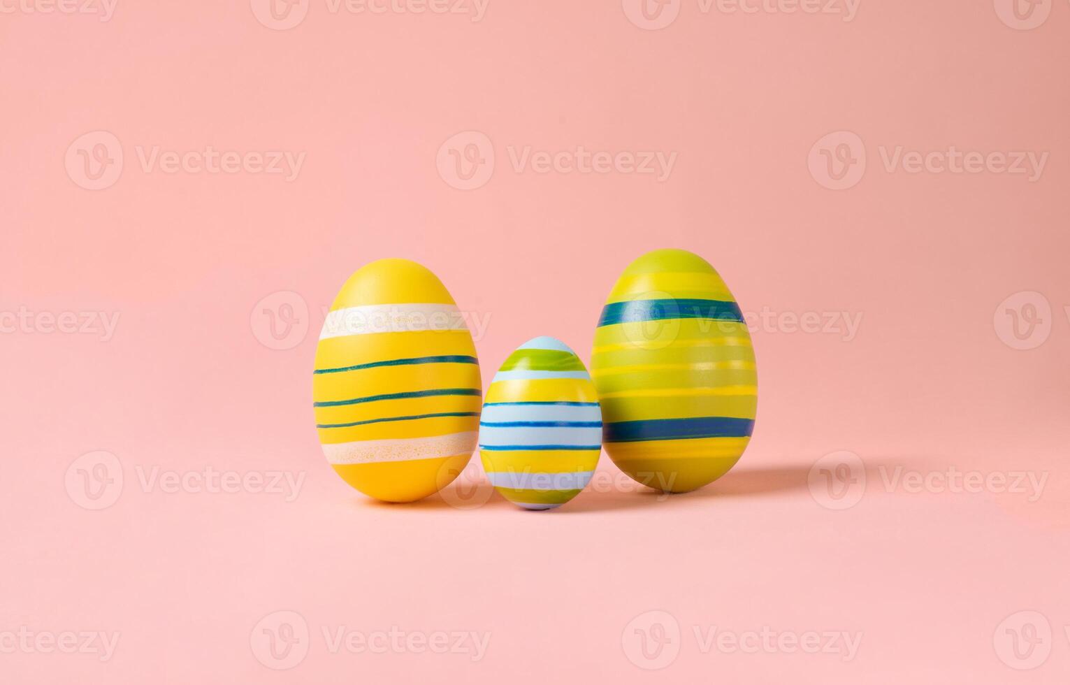 minimo Pasqua disposizione con colorato uova su un' rosa sfondo. Pasqua famiglia uova . creativo concetti. Pasqua carta con copia spazio per testo. foto