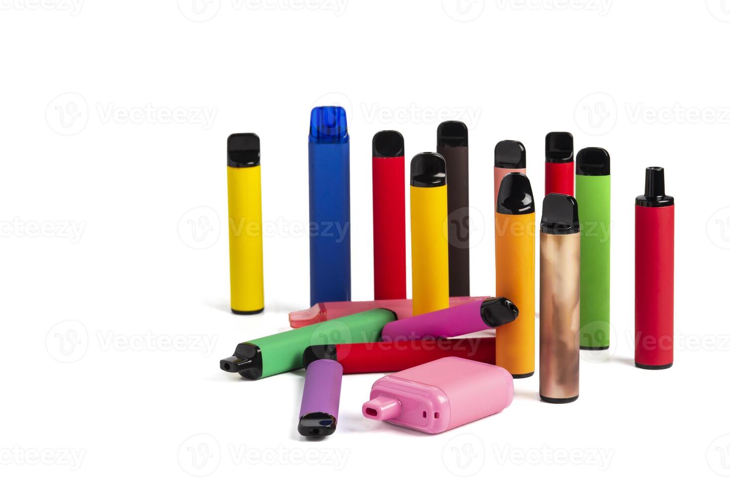 impostato di colorato monouso elettronico sigarette di diverso forme su un' bianca sfondo. il concetto di moderno fumare. foto