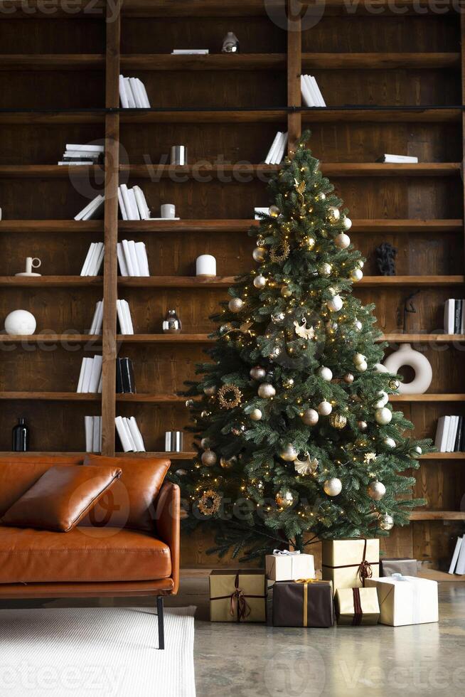 libreria con libri e un' Natale albero con regalo scatola e un' Marrone divano nel casa. un' elegante camera interno foto
