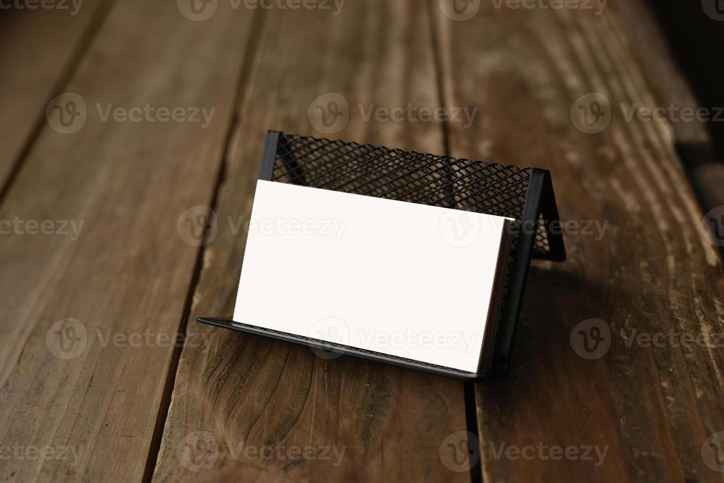 vuoto attività commerciale carte nel trasparente carta titolare su buio legna tavolo foto