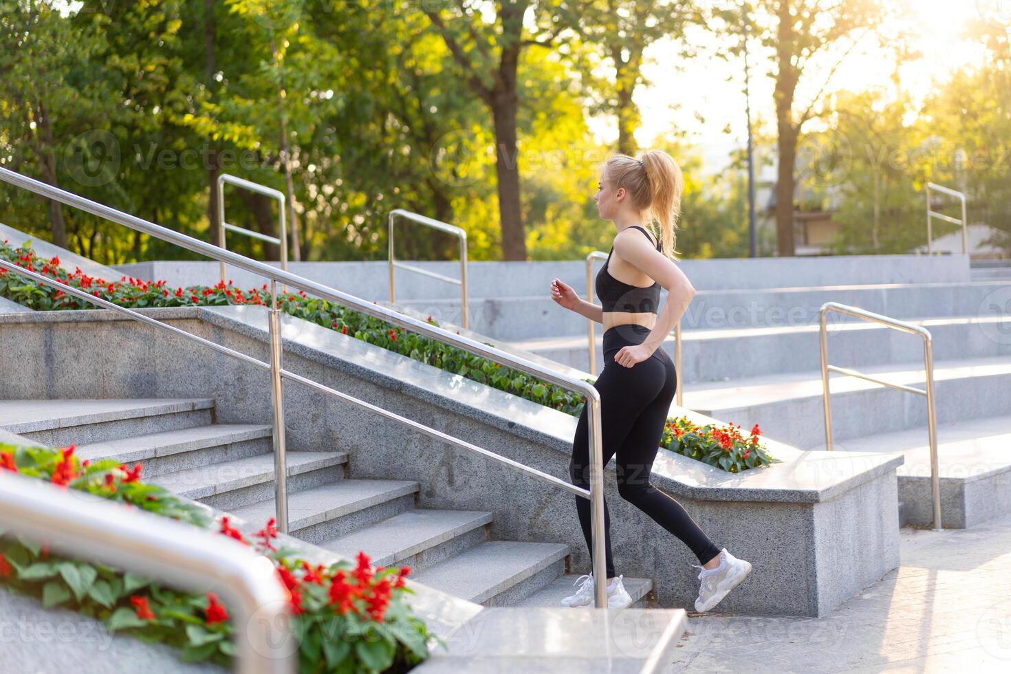 sport e fitness. in forma donna in esecuzione su il passaggi estate soleggiato mattina caucasico atletico femmina jogging all'aperto cardio formazione attivo salutare stile di vita foto