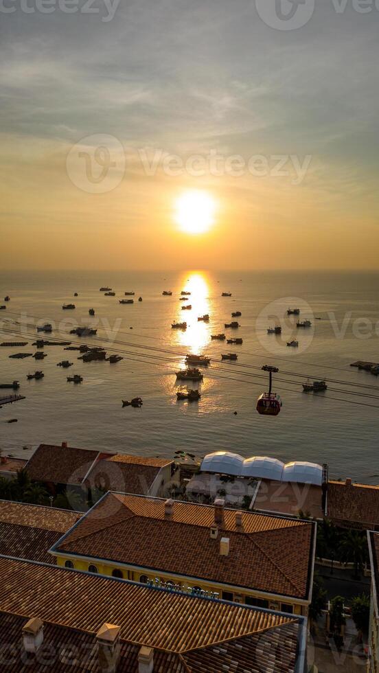 pittoresco Visualizza di pesca Barche a mare su phu quoc isola a tramonto, Vietnam foto