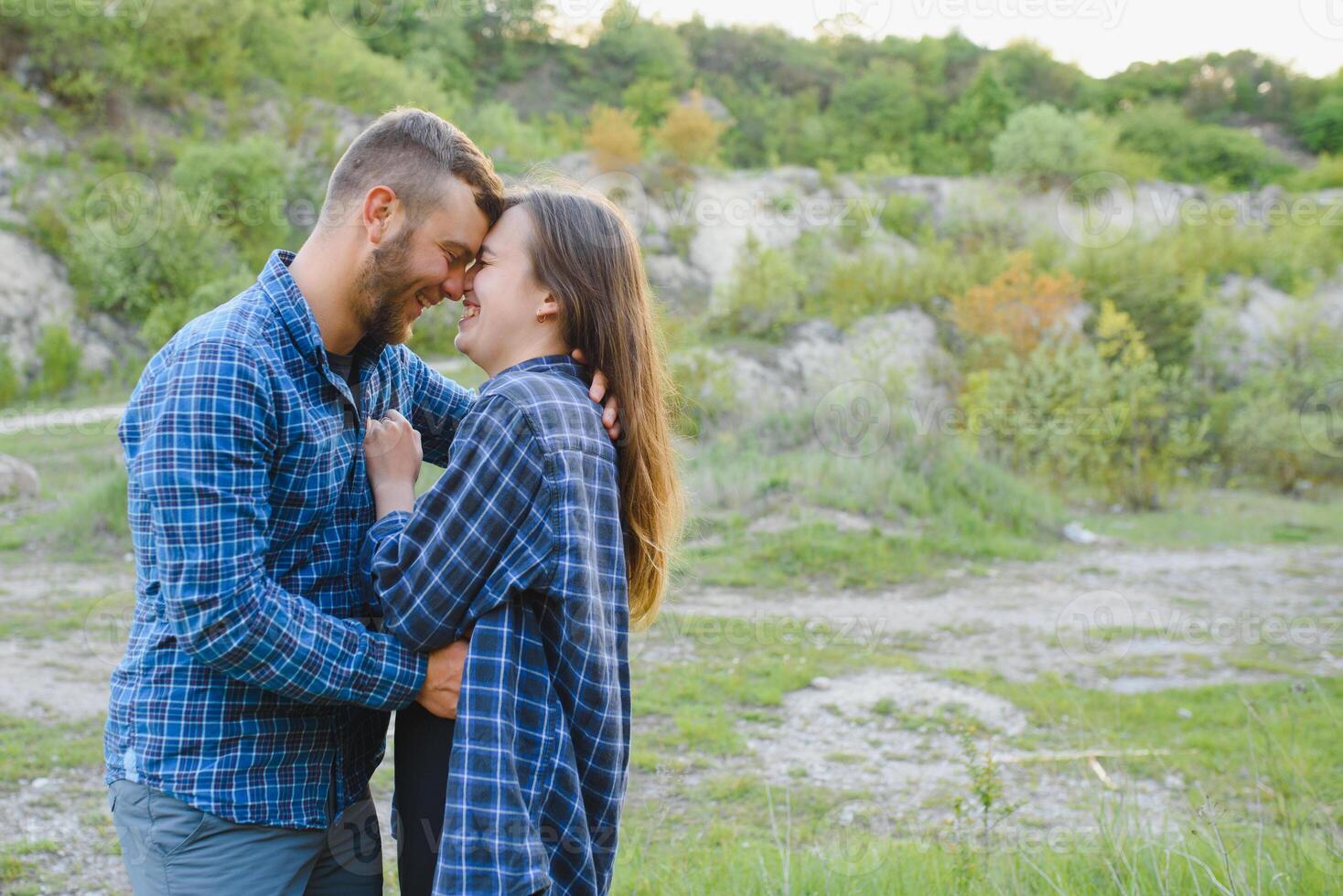 contento romantico coppia uomo e donna i viaggiatori con zaino Tenere mani alpinismo viaggio stile di vita e relazione amore concetto montagne paesaggio su sfondo foto