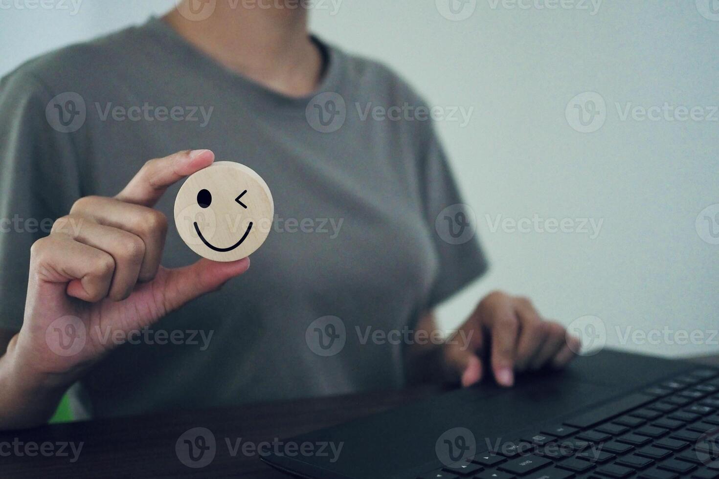 uomo d'affari Tenere un' di legno bloccare con un' contento sorridente viso cliente revisione concetto, mentale Salute valutazione. foto