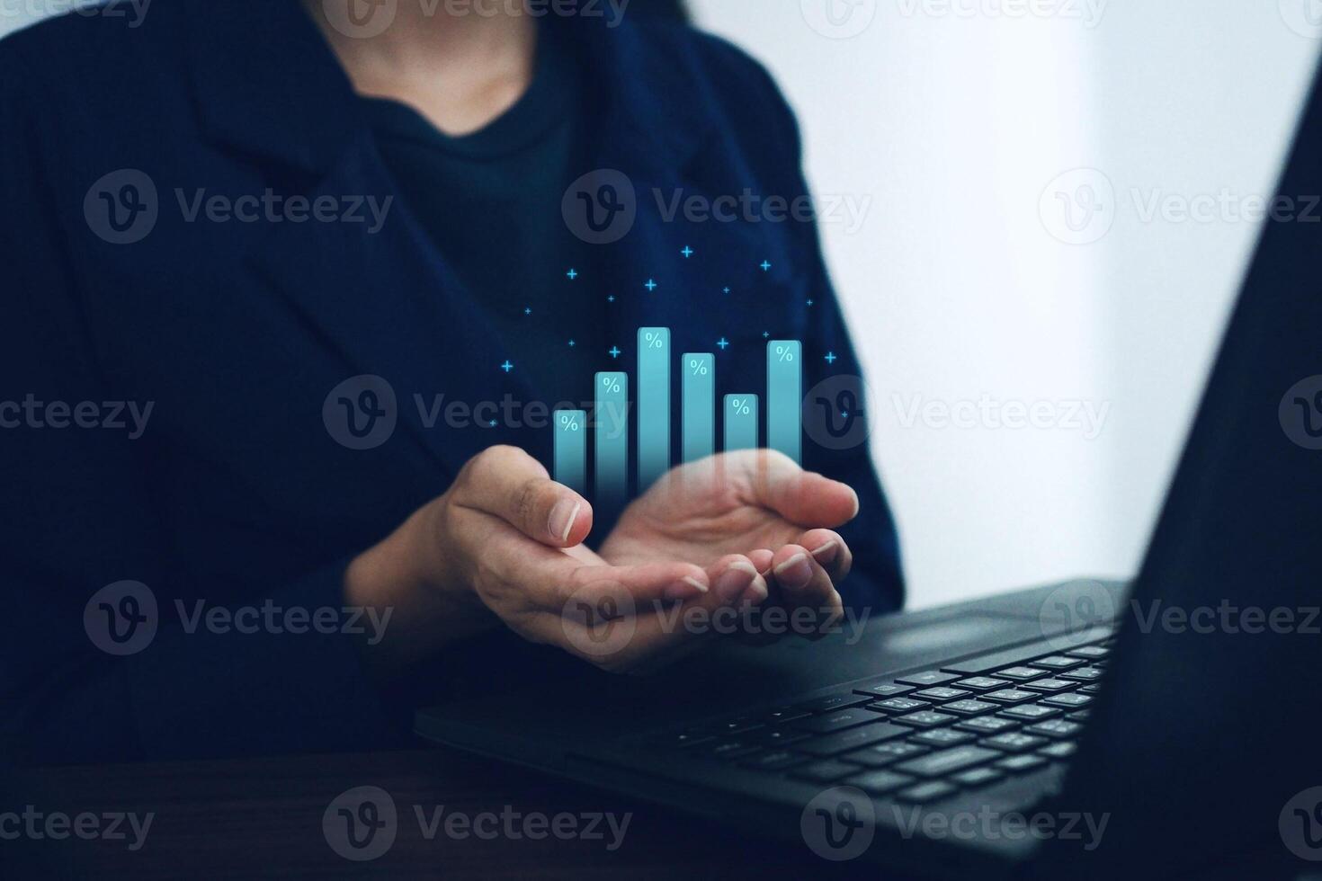 donna d'affari usi il computer portatile con virtuale mondo economico crescita grafico. economico situazione. investimento concetti nel il economia. foto