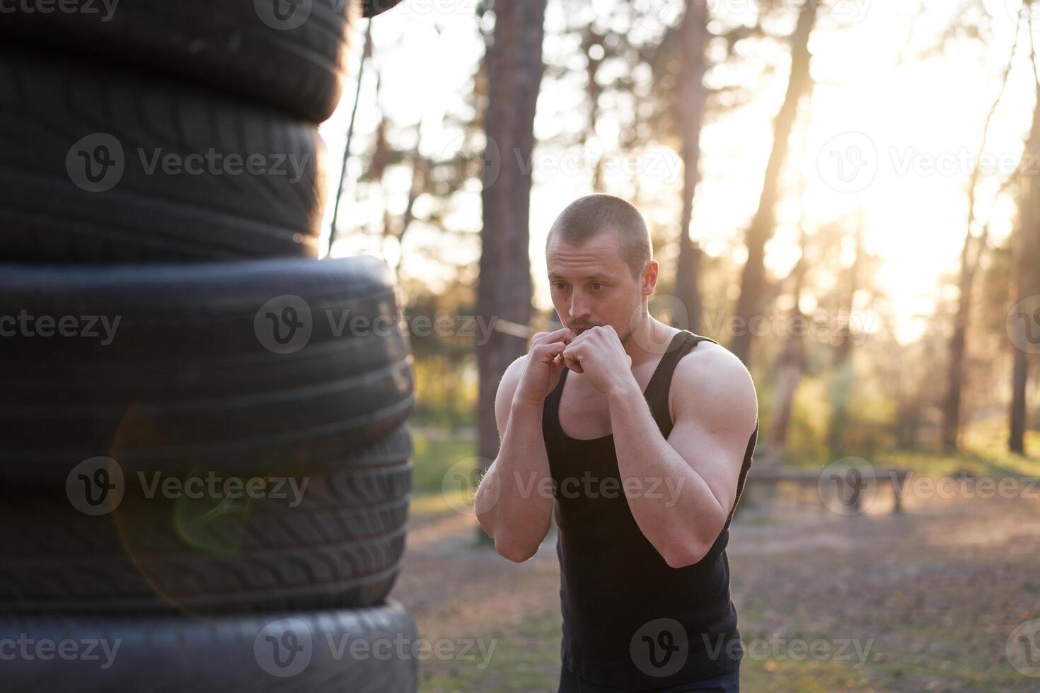 uomo combattente formazione boxe all'aperto fitness allenarsi foto