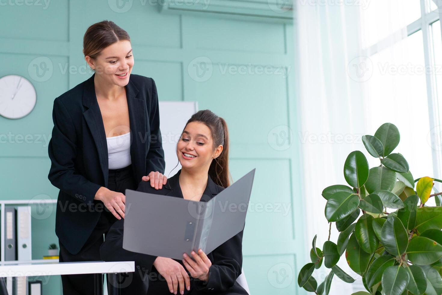 giovane donne capi siamo controllo finanziario dichiarazioni a partire dal carta documenti. Due femmina fiducioso attività commerciale lavoratore vestito nero completo da uomo nel ufficio controllo finanziario documento foto