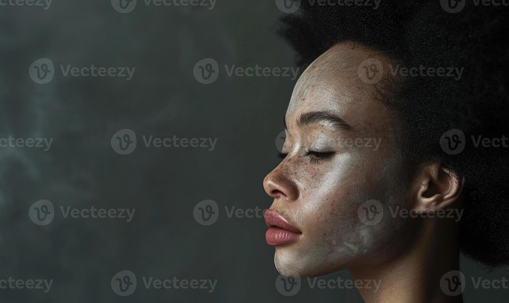 ai generato bellezza ritratto di giovane africano americano donna con viso maschera. pelle cura, bellezza procedure foto