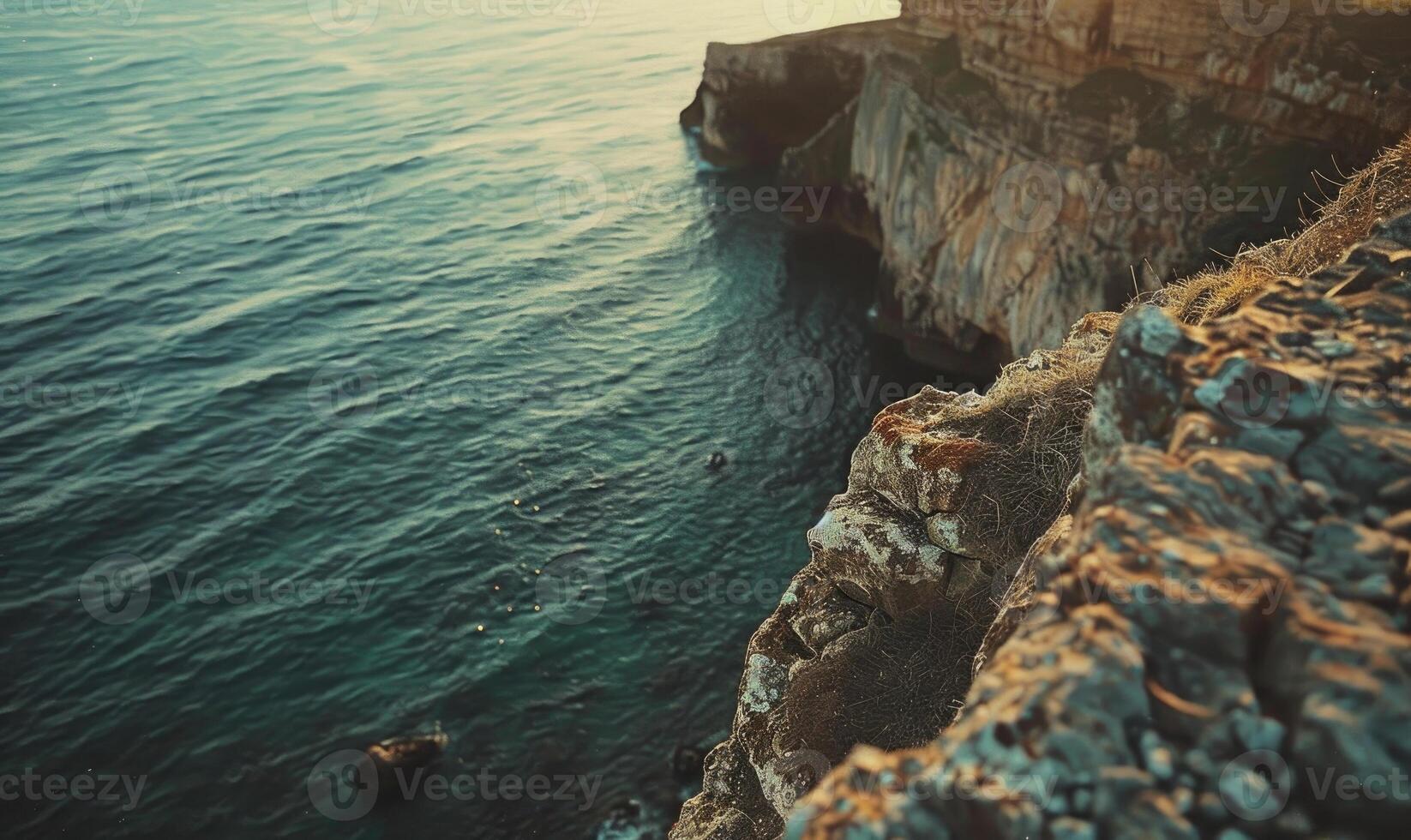 ai generato bellissimo paesaggio marino con scogliere e mare nel il sera. foto