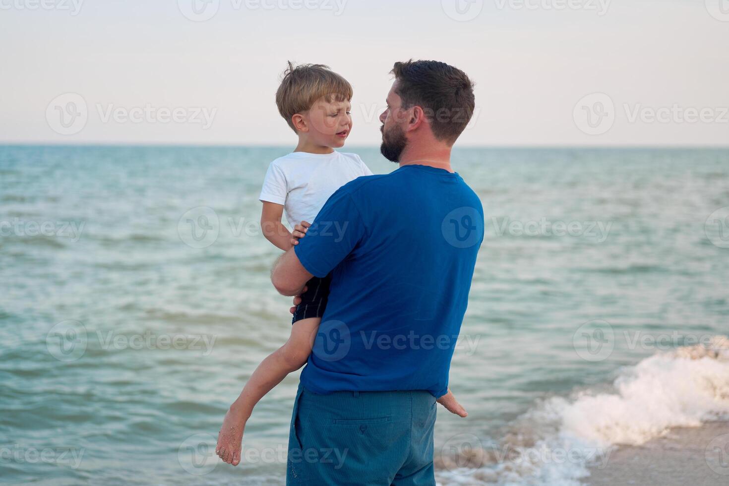 padre figlio la spesa tempo insieme mare vacanza giovane papà bambino poco ragazzo a piedi spiaggia foto