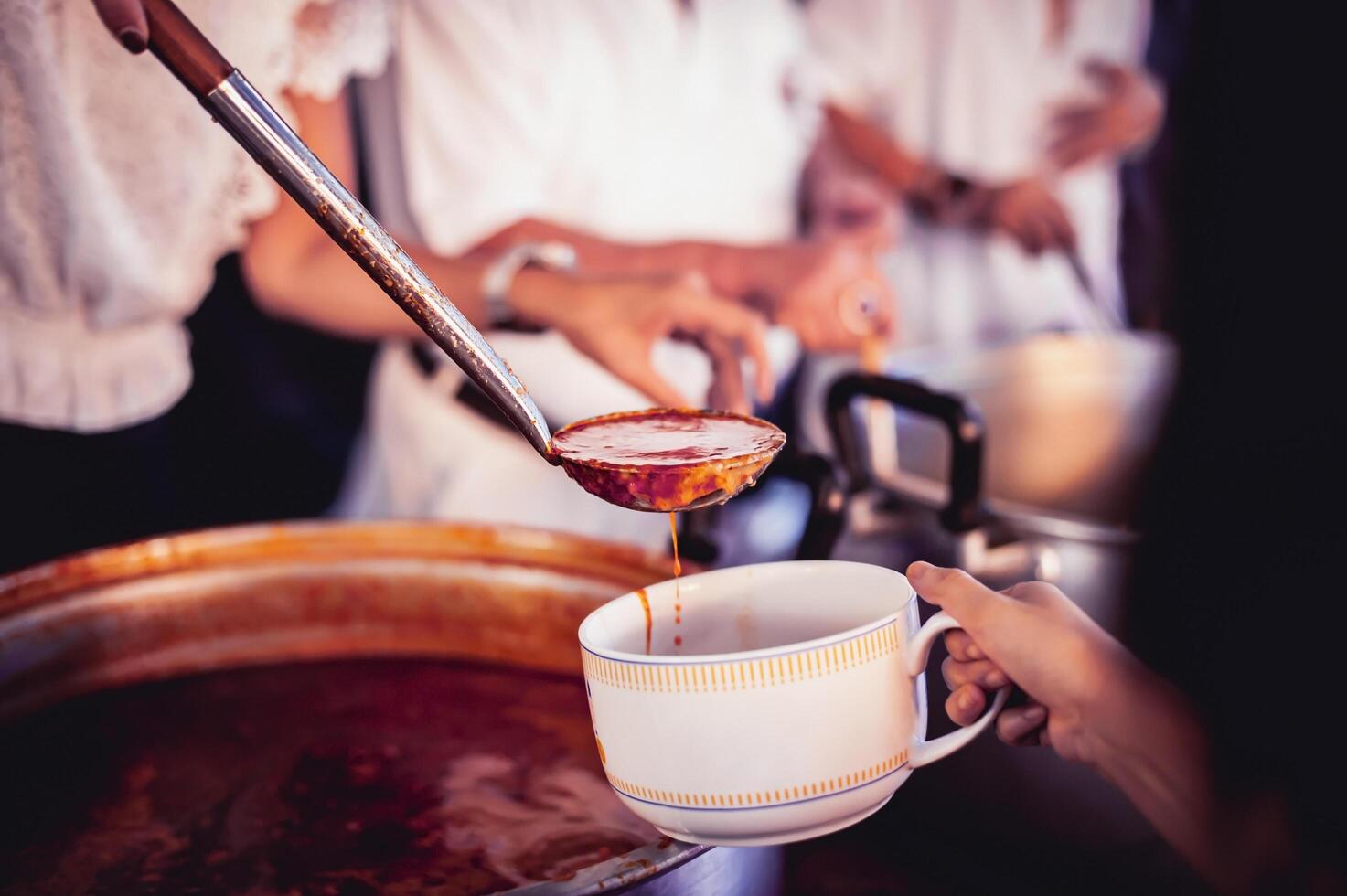 il mani di povero avere stato assistita di beneficenza cibo per alleviare fame il concetto di sociale condivisione foto