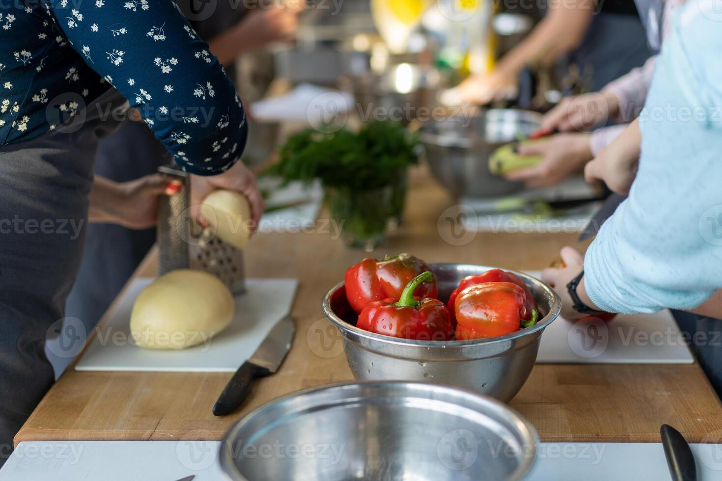 irriconoscibile grande famiglia preparazione cena per il vacanza. foto