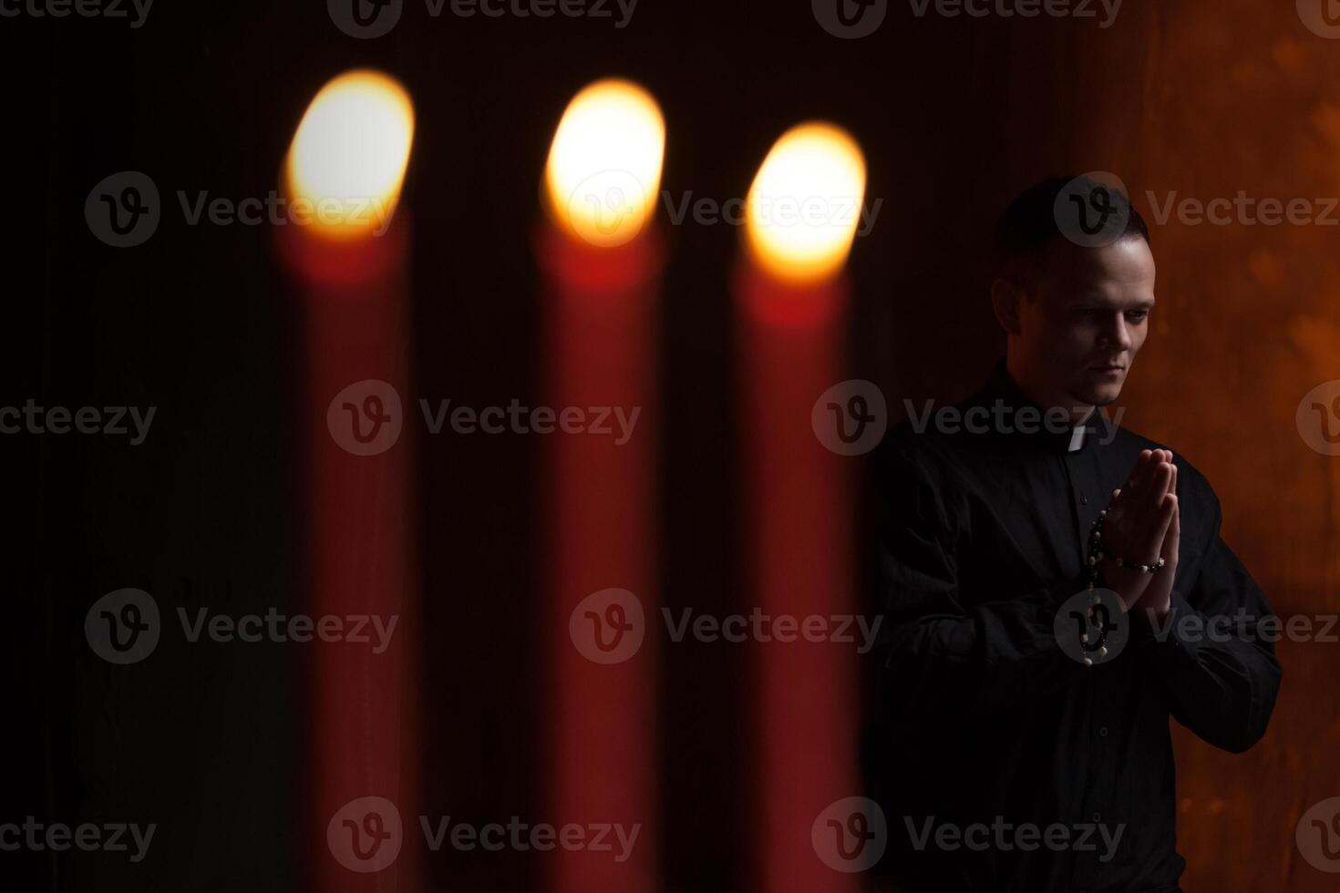 ritratto di bello cattolico sacerdote o pastore con cane collare, buio rosso sfondo. foto