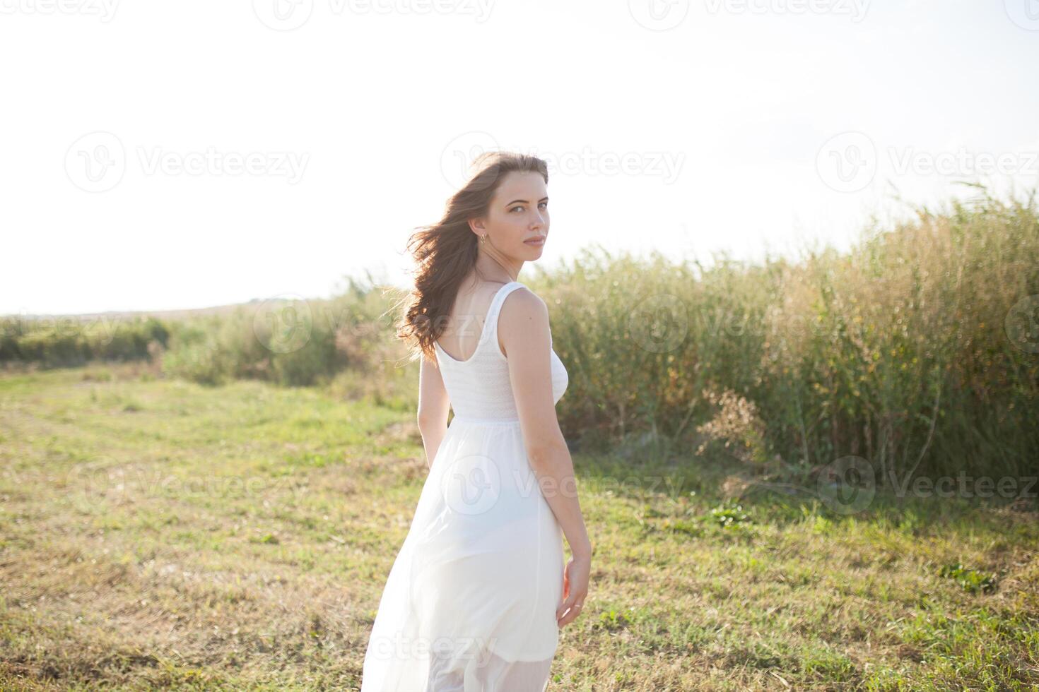 bellissimo caucasico ragazza a piedi su il campo. estate tempo giorno foto