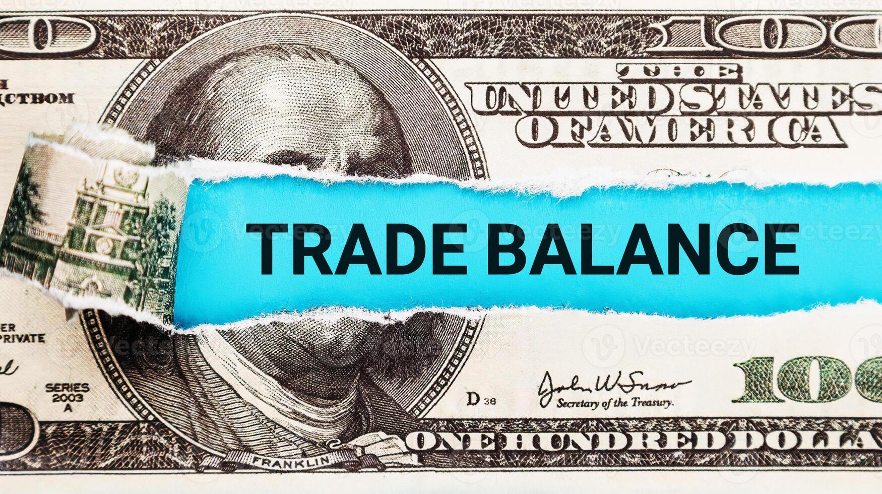 commercio equilibrio. il parola commercio equilibrio nel il sfondo di il noi dollaro. internazionale commercio e economico equilibrio concetto foto