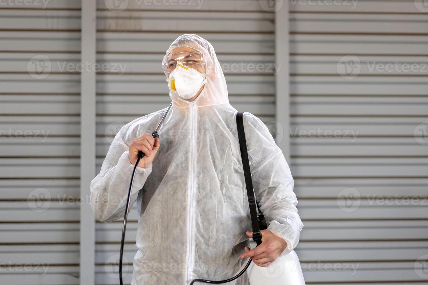 lavoratore indossare protettivo completo da uomo disinfezione Ingranaggio disinfettare superficie pubblico posto foto