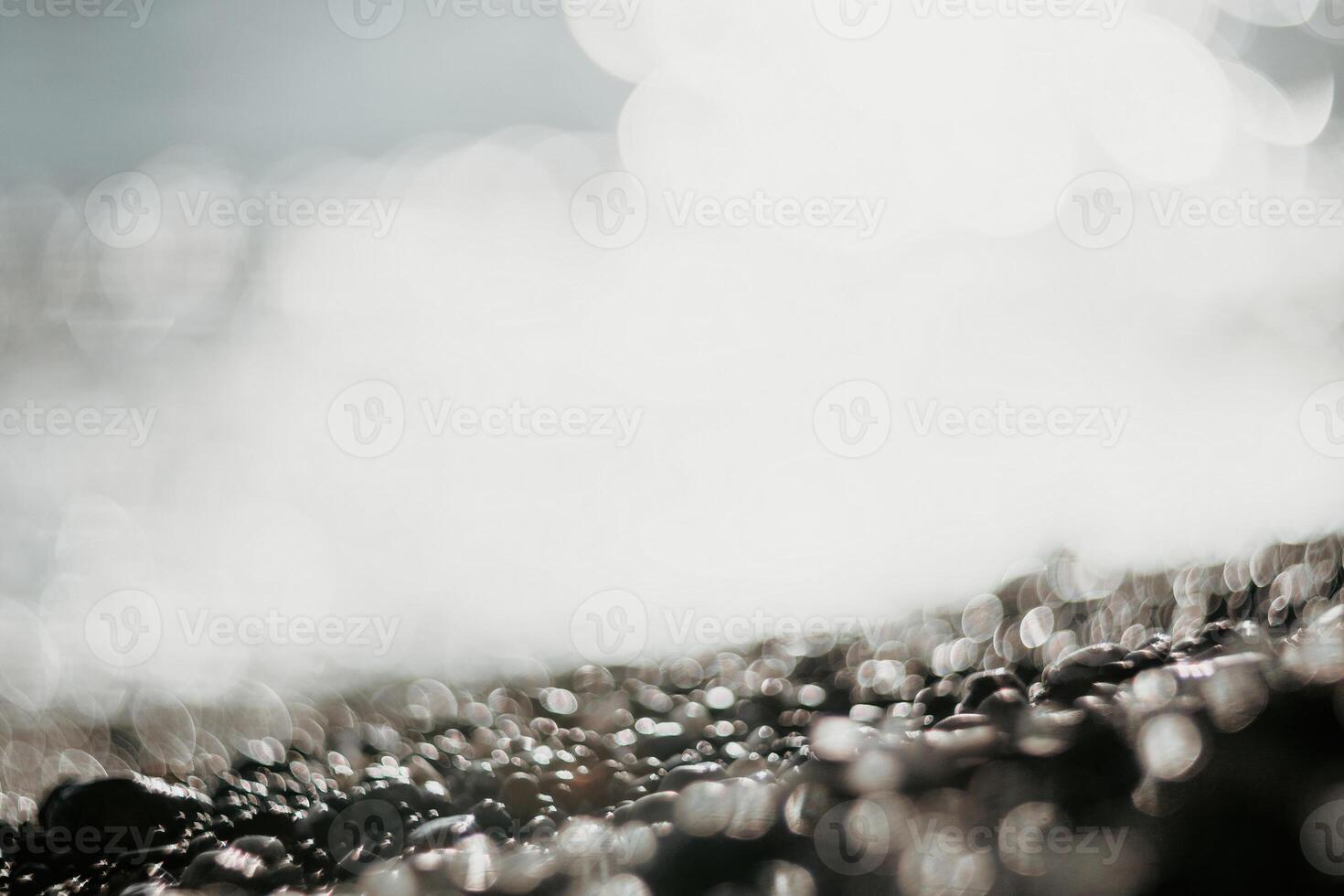 astratto natura estate oceano tramonto mare sfondo. piccolo onde su acqua superficie nel movimento sfocatura con bokeh luci a partire dal Alba. vacanza, vacanza e ricreativo sfondo concetto. foto