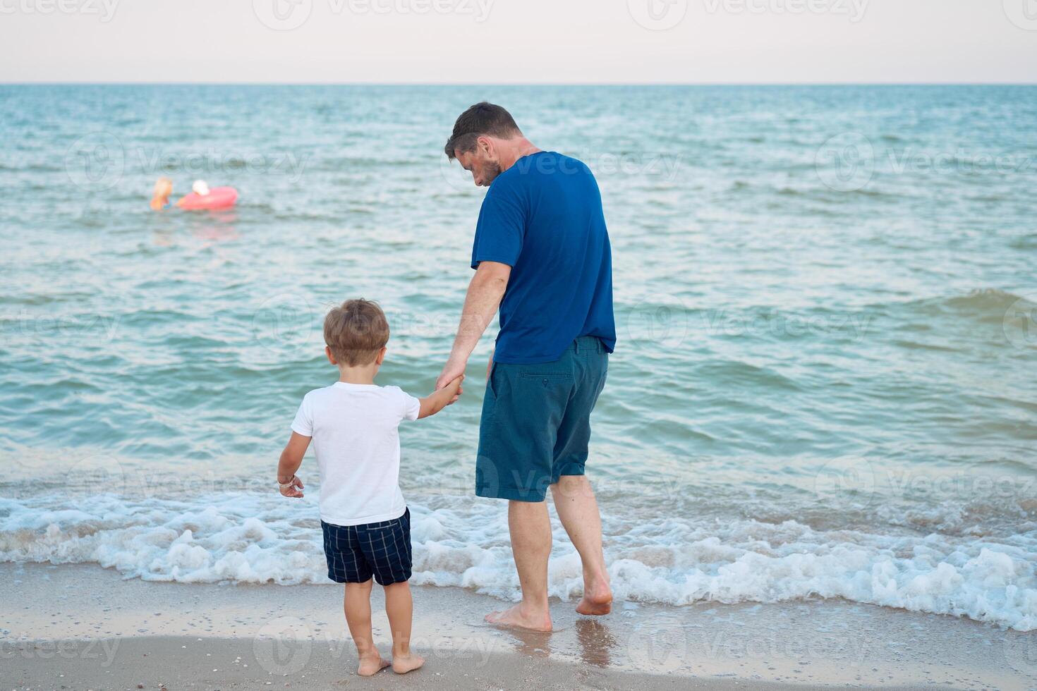 padre figlio la spesa tempo insieme mare vacanza giovane papà bambino poco ragazzo a piedi spiaggia foto