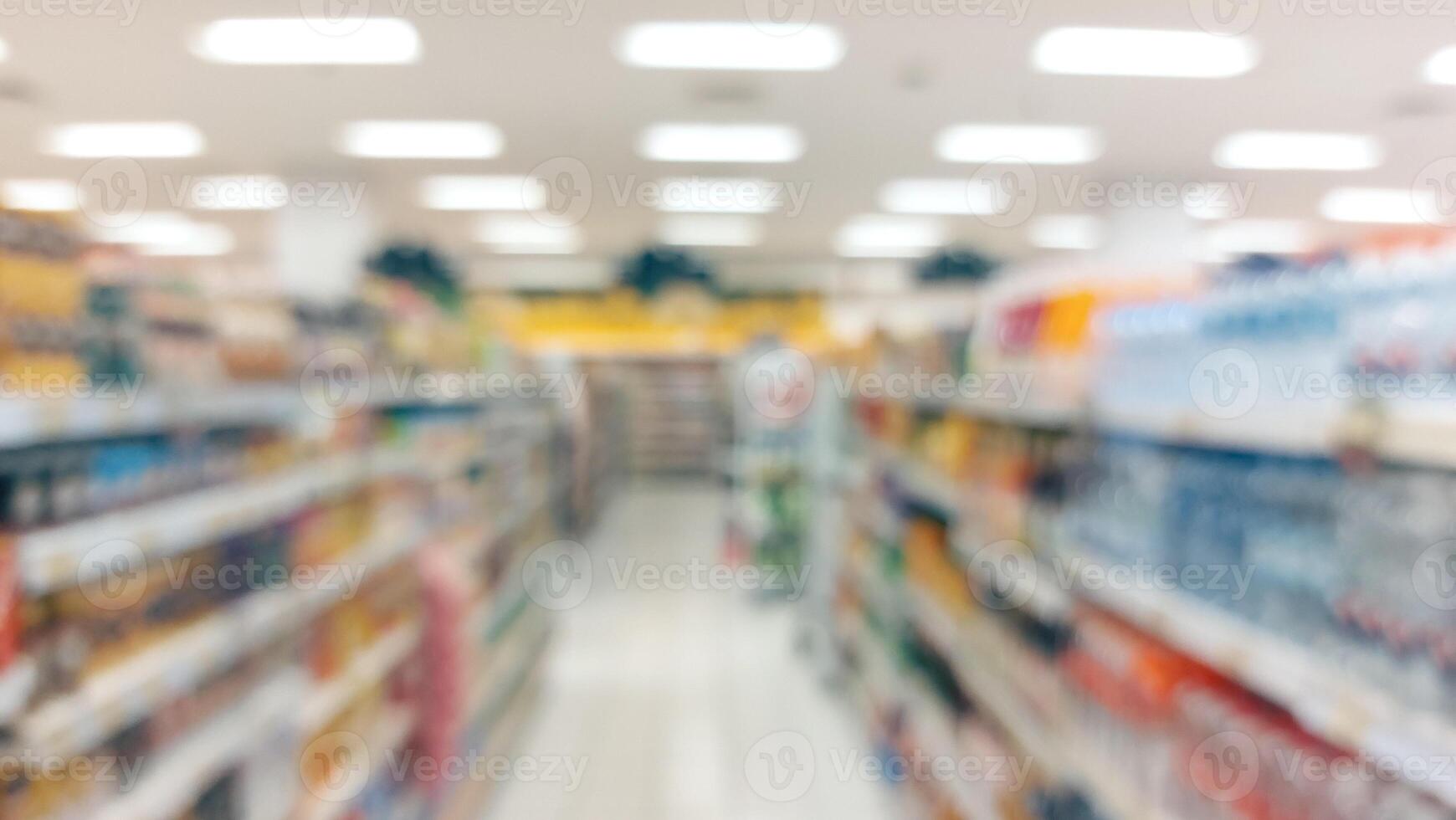 supermercato corridoio e scaffali sfocato sfondo. drogheria memorizzare Al dettaglio attività commerciale concetto foto