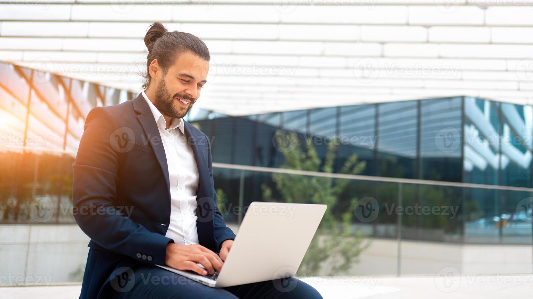 attività commerciale su il partire uomo d'affari Lavorando su il suo il computer portatile su il strada foto