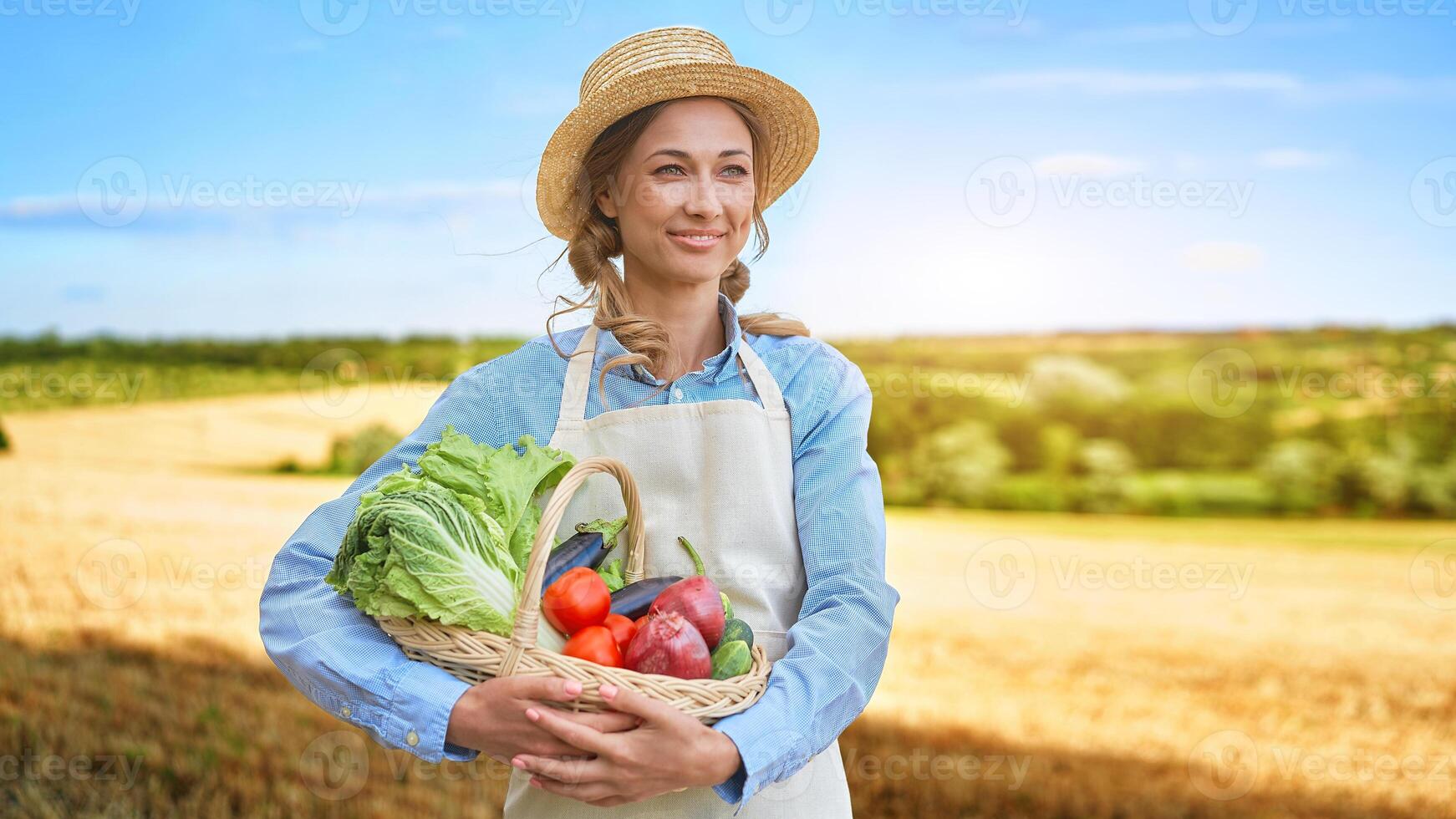 donna contadino cannuccia cappello grembiule in piedi terreni agricoli sorridente femmina agronomo specialista agricoltura agribusiness contento positivo caucasico lavoratore agricolo campo foto