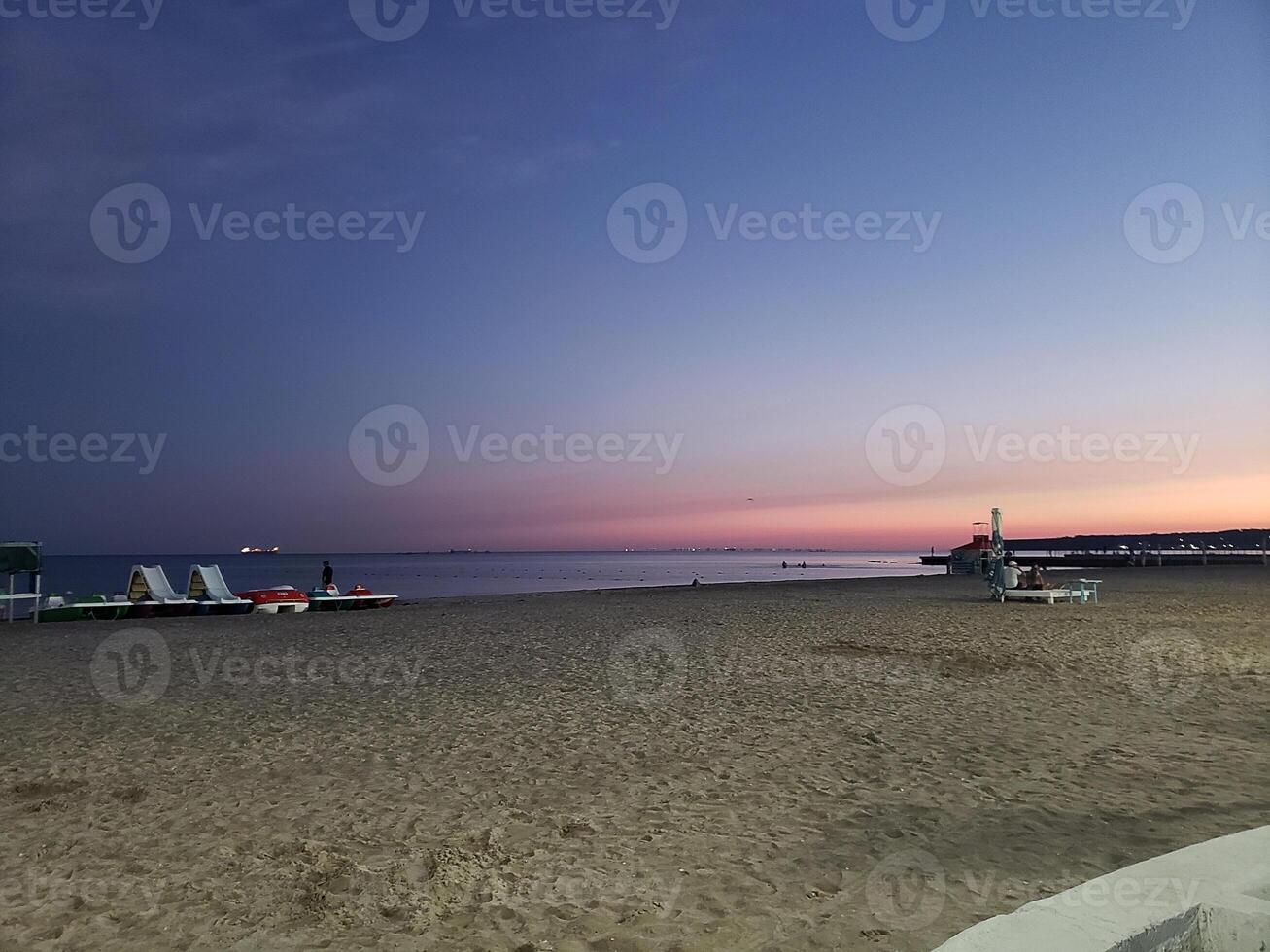 sera vuoto grande spiaggia su il spiaggia. rosa tramonto. foto