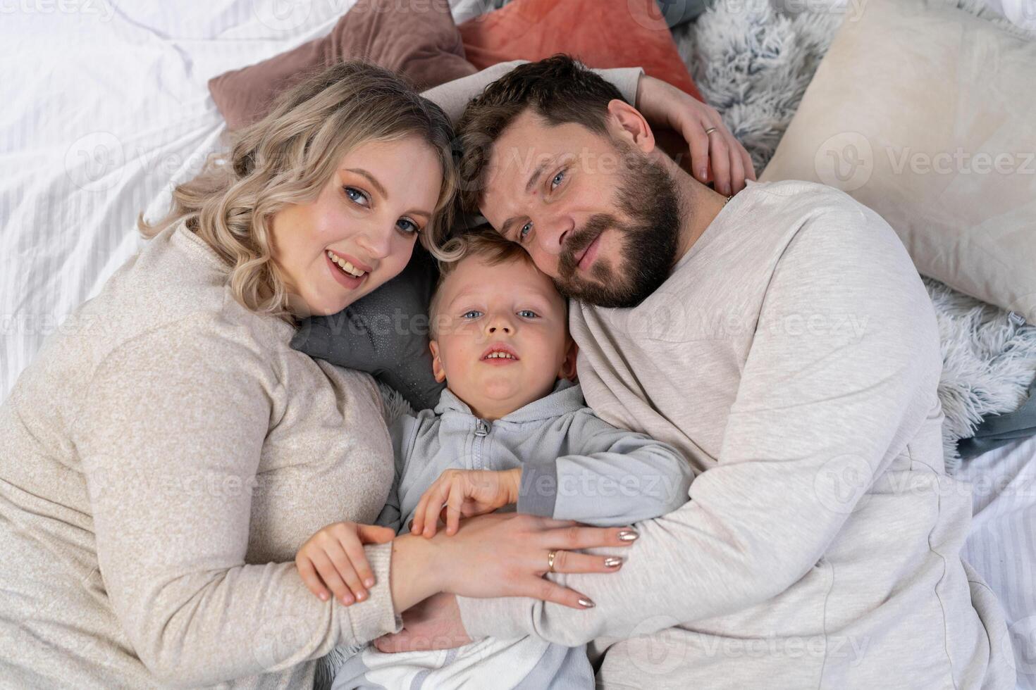 contento famiglia concetto madre padre e figlio avere divertimento a casa foto