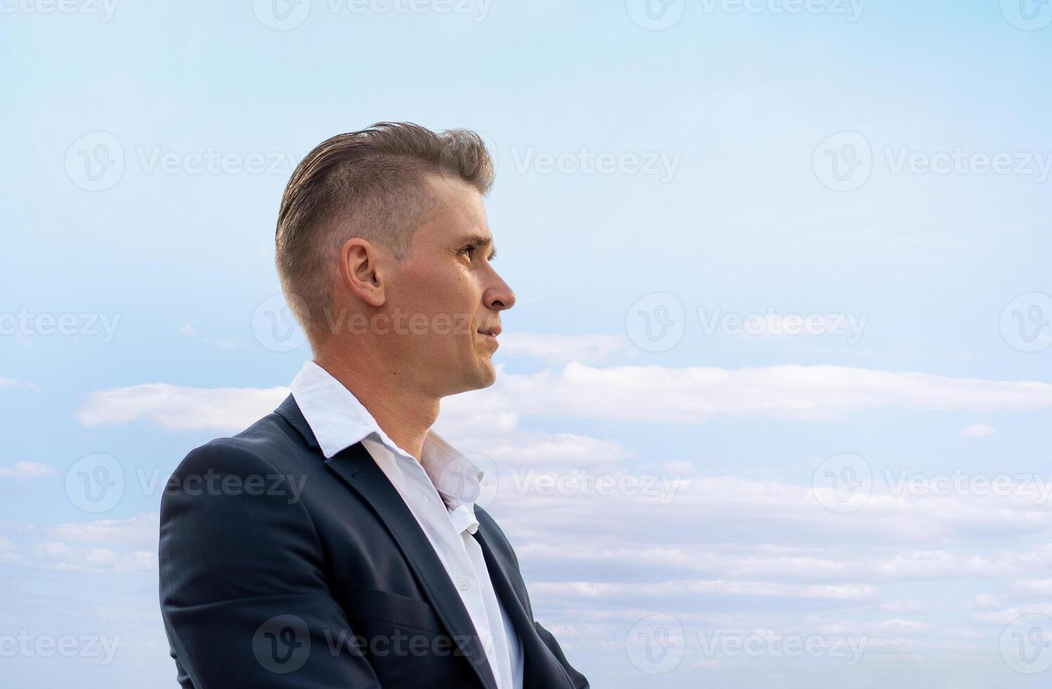 attività commerciale. uomo d'affari avvicinamento ritratto lato Visualizza chiaro cielo sfondo foto