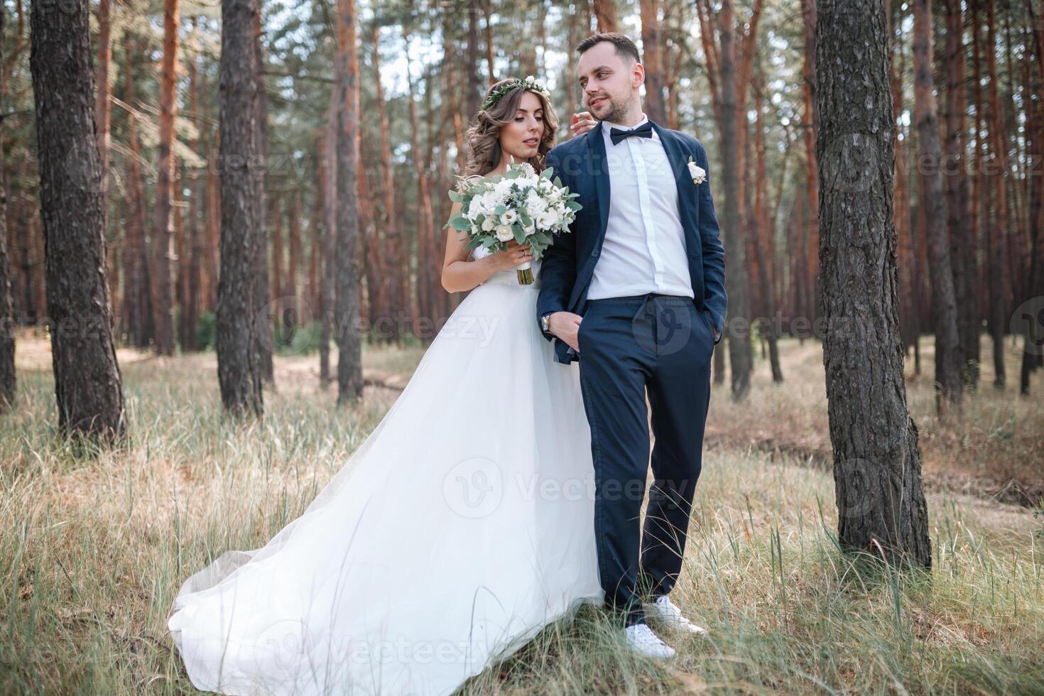 sposa e sposo a nozze giorno a piedi all'aperto su estate natura. bridal coppia, contento sposini donna e uomo Abbracciare una persona nel verde parco. amorevole nozze coppia all'aperto. sposa e sposo foto