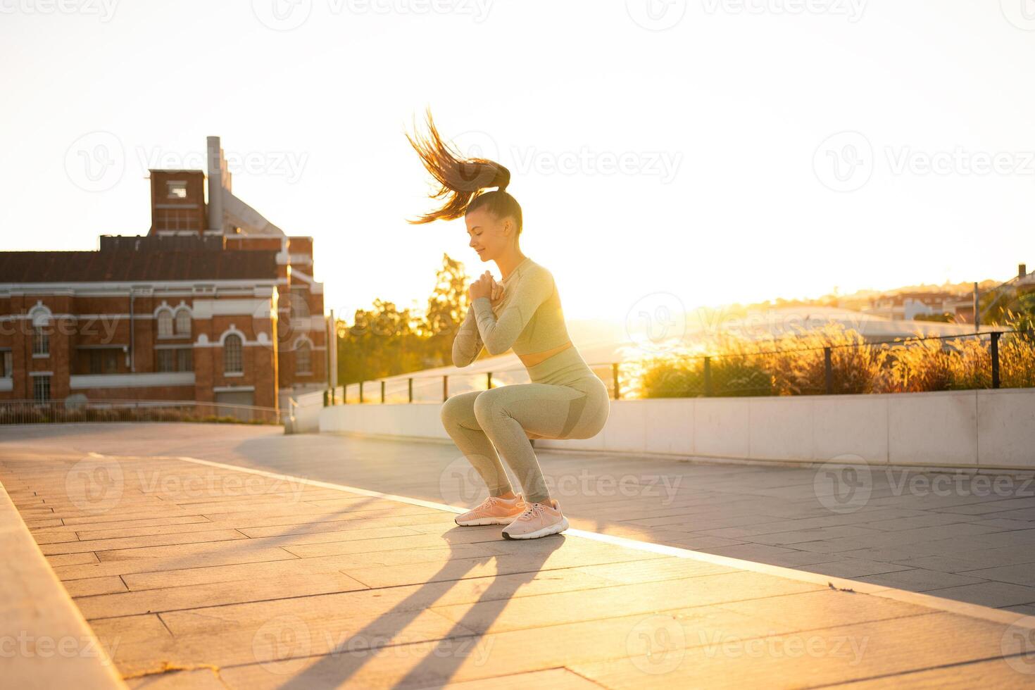 sportivo donna fare salto squat esercizi su le scale nel parco. peso corporeo formazione su tramonto. foto