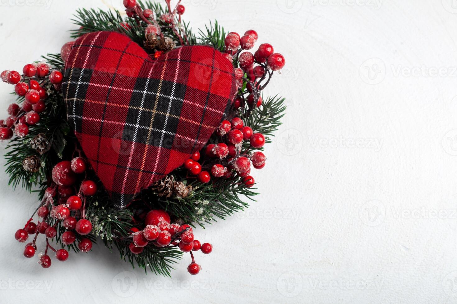 Natale decorativo ghirlanda di agrifoglio, edera, vischio, cedro e leyland foglia rametti con rosso frutti di bosco al di sopra di bianca sfondo. foto
