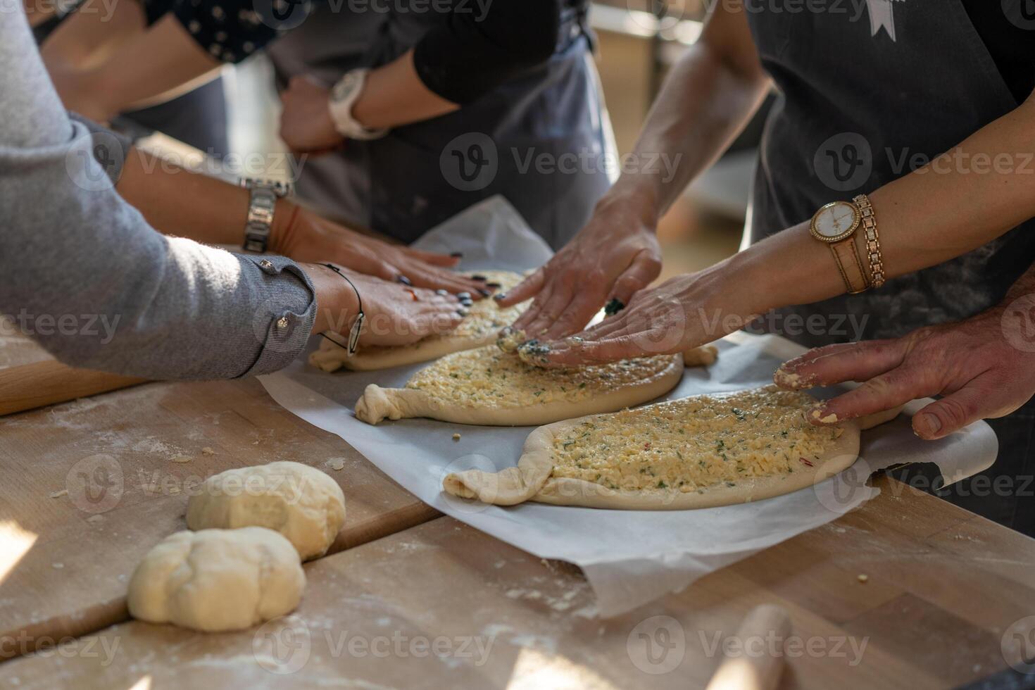 culinario maestro classe. avvicinamento di persone mani preparazione khachapuri. tradizionale georgiano formaggio pane. georgiano cibo foto