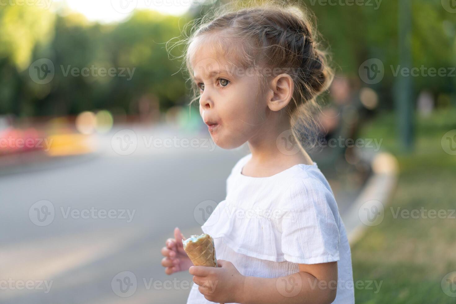 poco caucasico ragazza 3 anni vecchio mangia ghiaccio crema avvicinamento ritratto foto